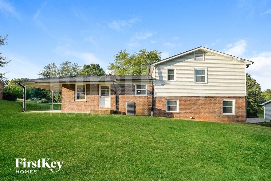 Building Photo - 2350 Woodgreen Rd