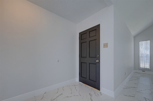 Building Photo - 16015 Surrey Woods Dr