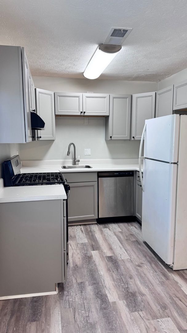 Building Photo - 2BR/1.5BA End Unit Townhome Near Downtown Snellville!