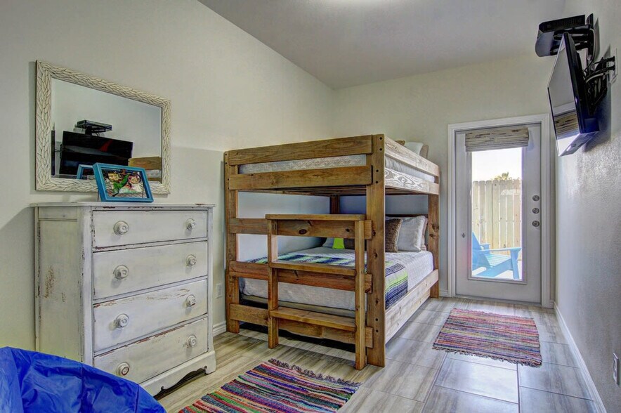 Building Photo - 1813 Eleventh Street-SI ID1023289P