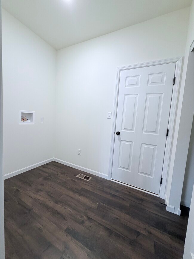 Building Photo - 810 Colony Rdg Ct