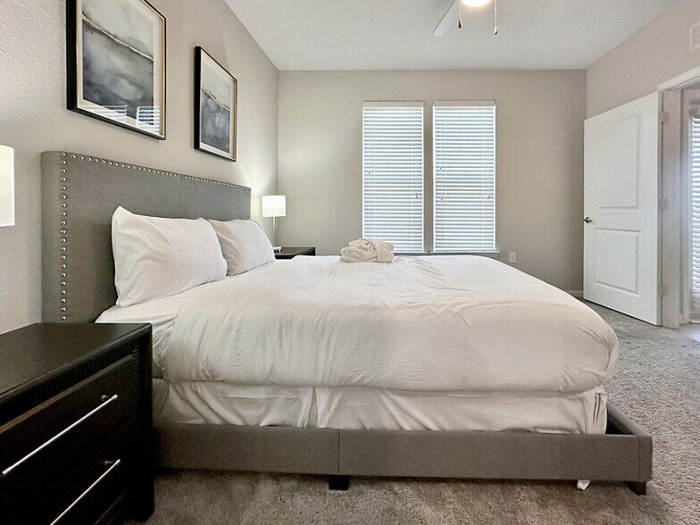 Building Photo - 1323 Sands Ter E