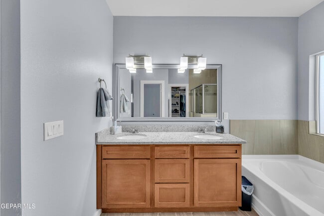 Building Photo - 12631 Mark Twain Ave