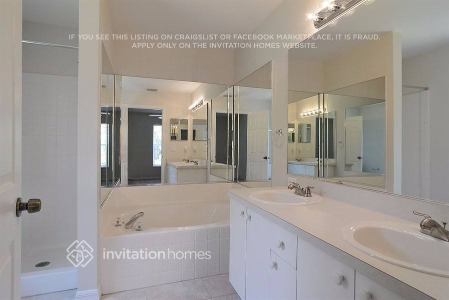 Building Photo - 2561 SW Calender St