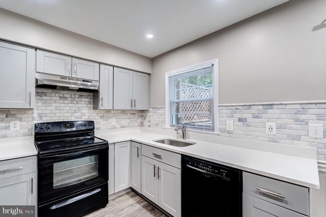 Building Photo - 7490 Laurel Oak Ct