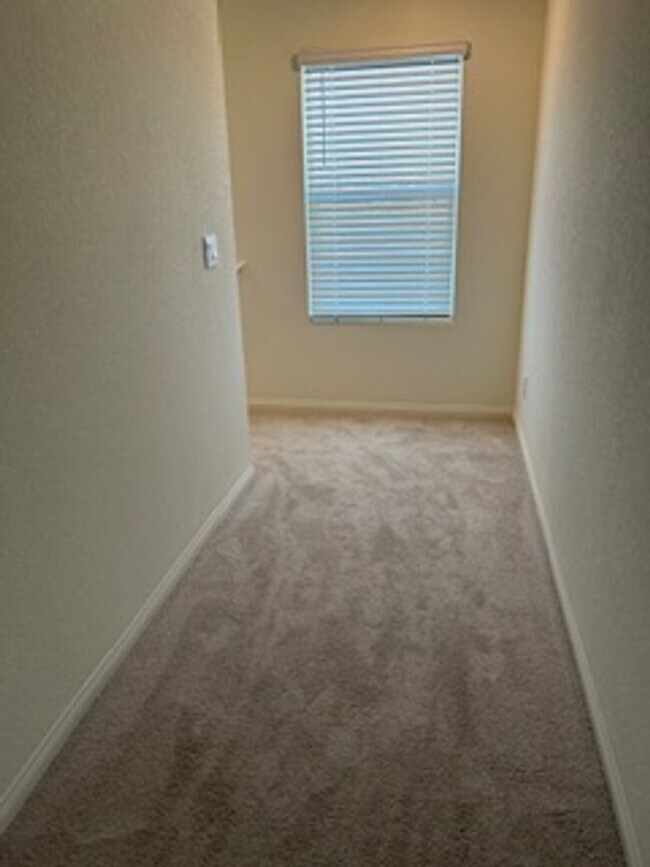 Building Photo - Spacious New Home with 5 Bedrooms in Hende...