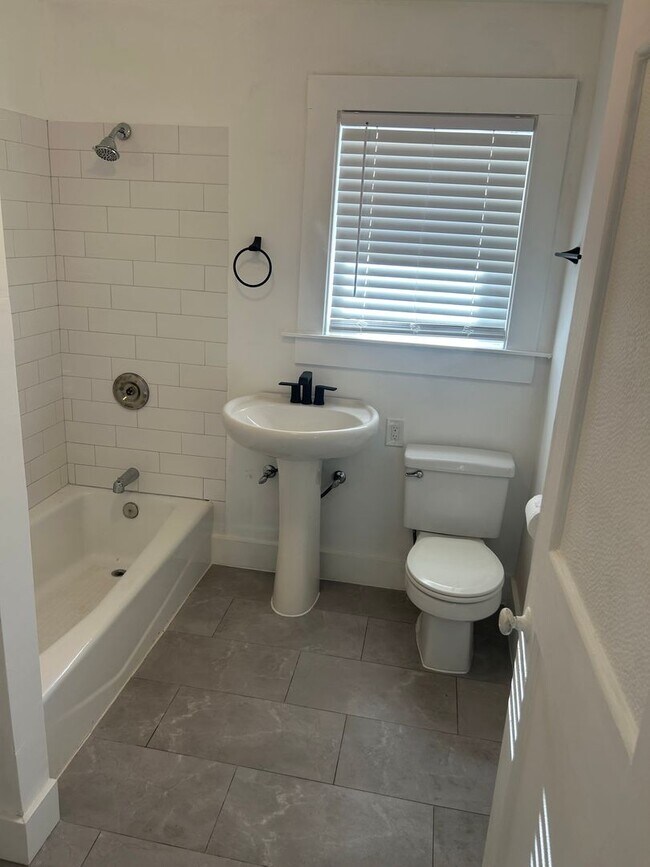 Building Photo - 3 Bedroom Unit Available Now!!