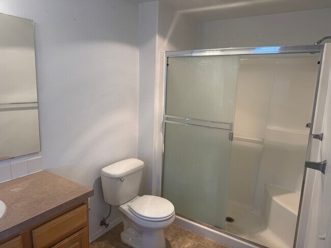 Building Photo - 3 Bed, 2 Bath Townhouse Available!