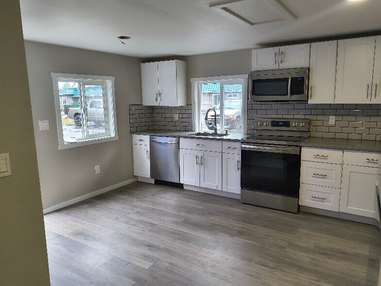 Building Photo - 9035 SE Division St