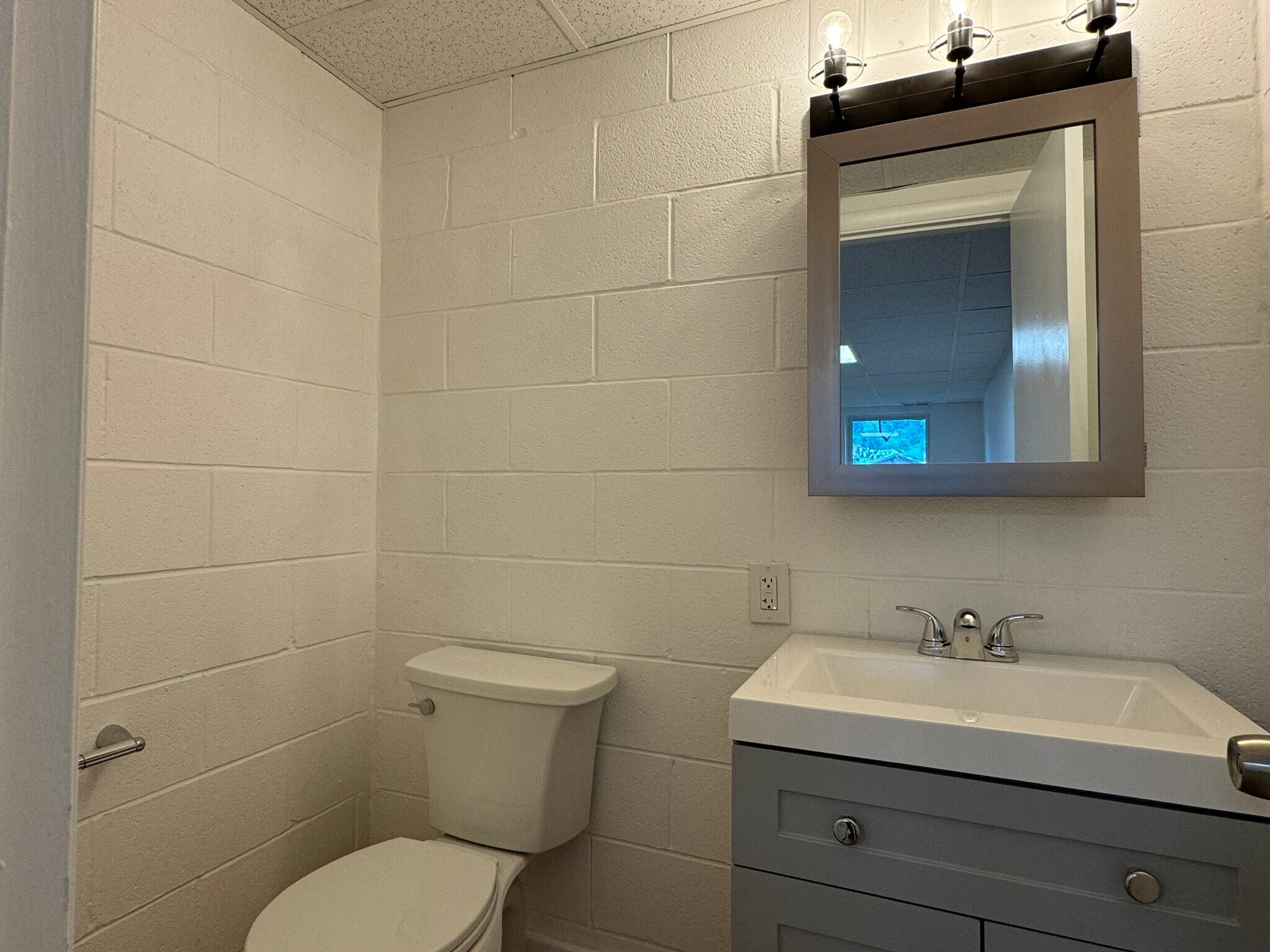 Building Photo - 225 Evergreen Ave