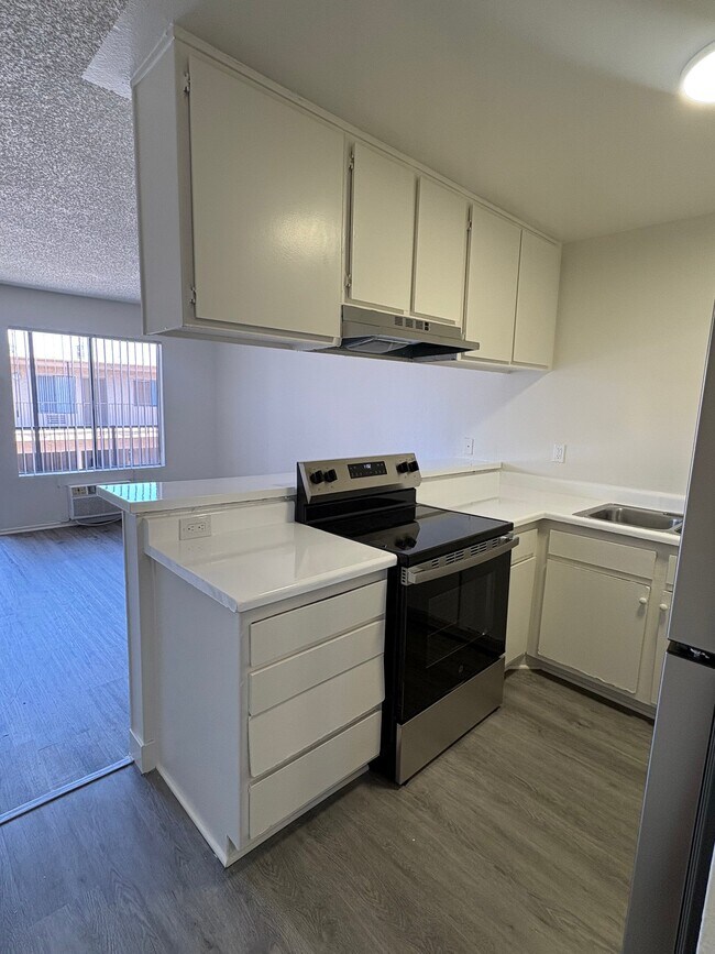 Building Photo - 7507 Woodman Ave