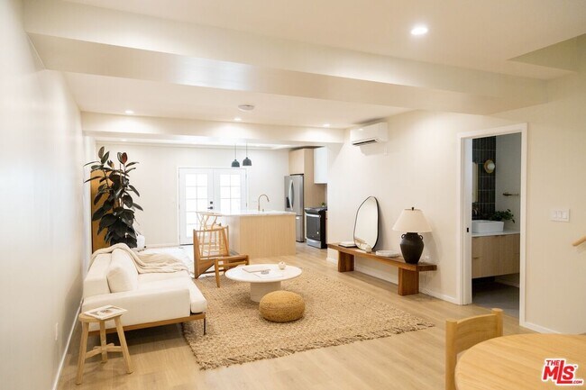 Building Photo - 1409 N De Longpre Ave