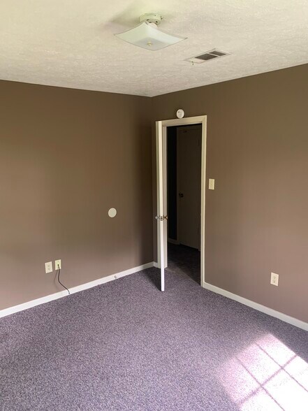 Building Photo - 135 York Dr