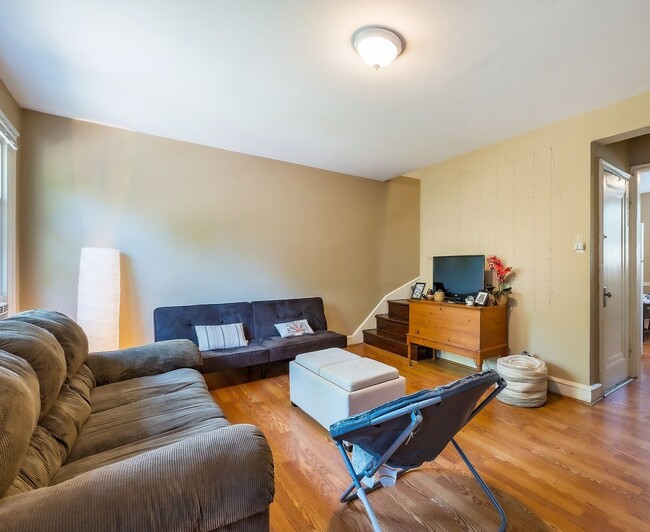 Building Photo - NW Rowhouse Near Georgetown University & Hospital Available Early August
