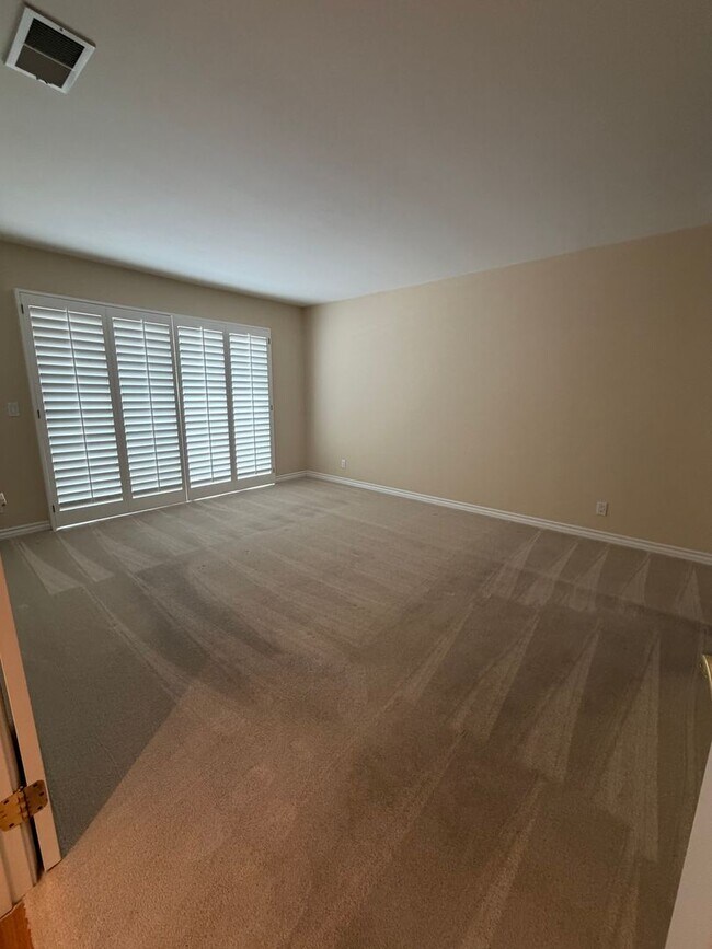 Building Photo - Spacious 3 Bedroom home