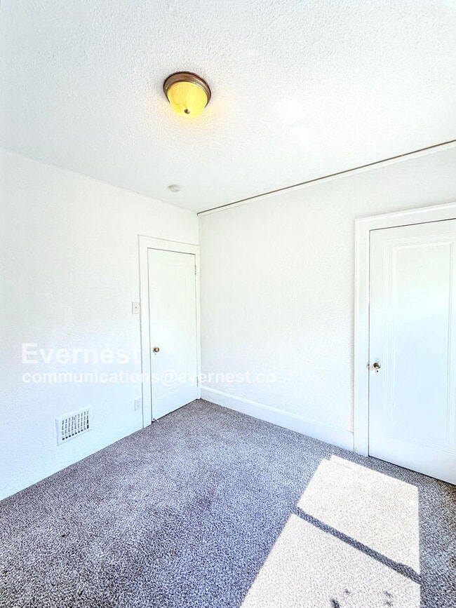 Building Photo - 5261 Lakewood St