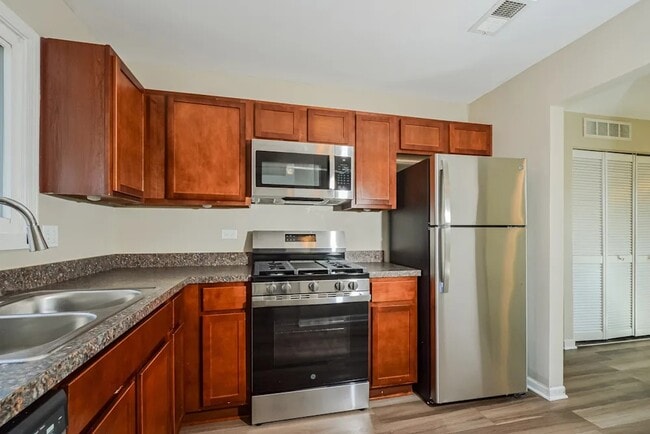 Building Photo - 881 Edenwood Dr