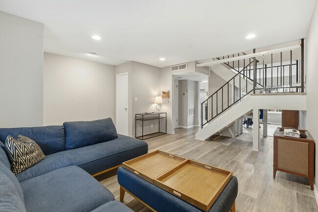 Building Photo - 905 Silver Quail Ln