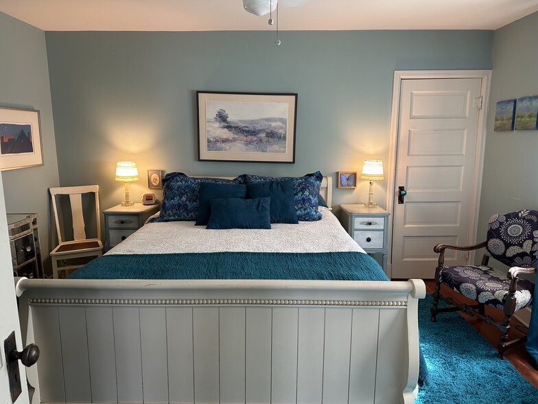 Queen bed - 123 S Ferry Dr