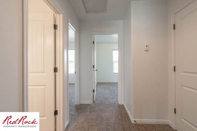 Building Photo - Pet Friendly! Spacious 4 Bedroom Townhome!