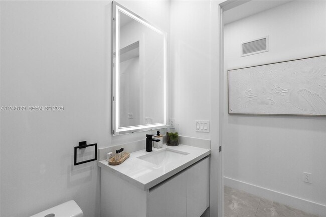 Building Photo - 325 SW 16th St