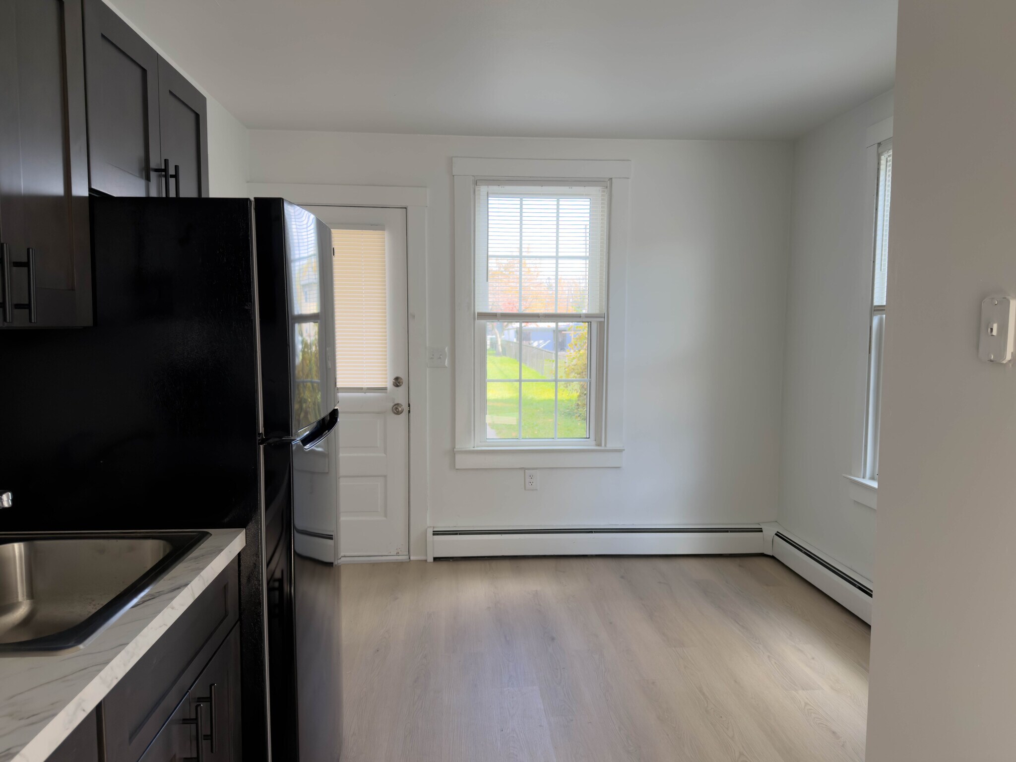 Building Photo - 133 S Main St