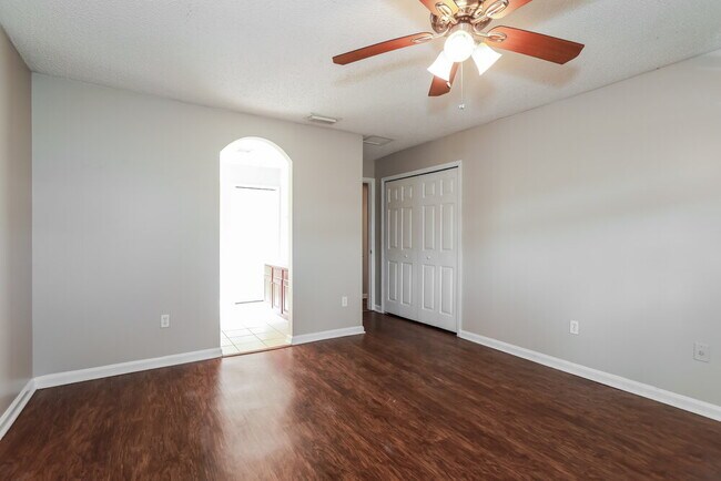 Building Photo - 1864 Creekview Dr