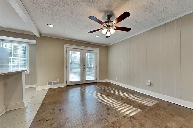 Building Photo - 4656 Lincoln Way SW