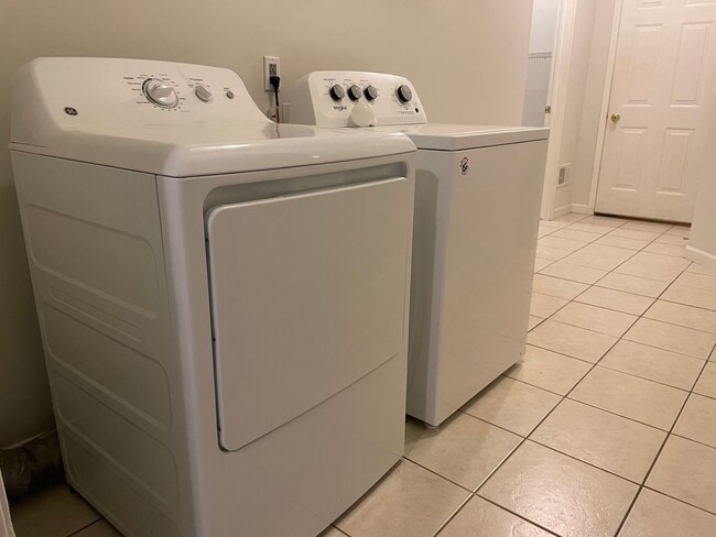 Building Photo - Shelby Twp 2-bedroom, 2-bath condo-style, ...