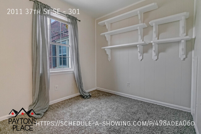 Building Photo - Spacious condo unit in well kept building.