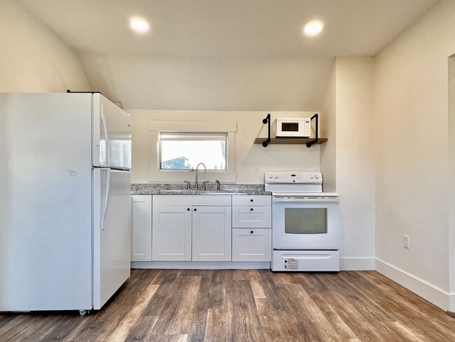 Building Photo - Fresh, Fun & Close to Elk Lake