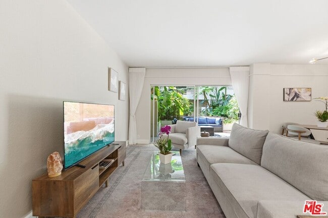 Building Photo - 1131 Alta Loma Rd