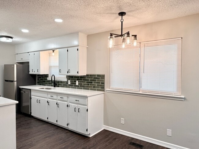 Building Photo - Newly Remodeled 3/2 Jenks Home