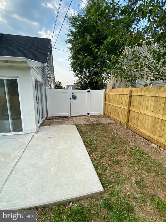 Building Photo - 404 Abbott Rd