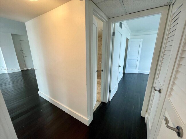 Building Photo - 6801 Indian Creek Dr