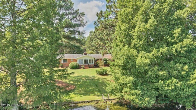 Building Photo - 60 Pine Lake Dr