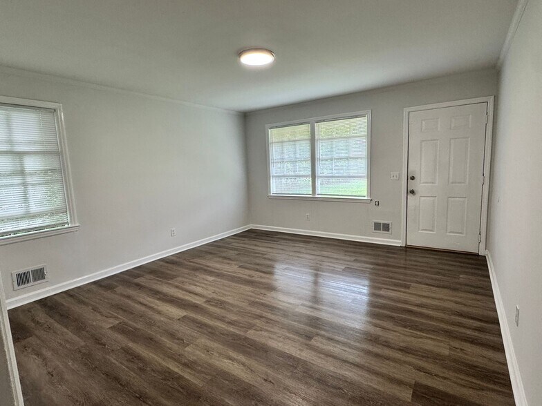 Entrance and living room - 416 West Lakeside avenue