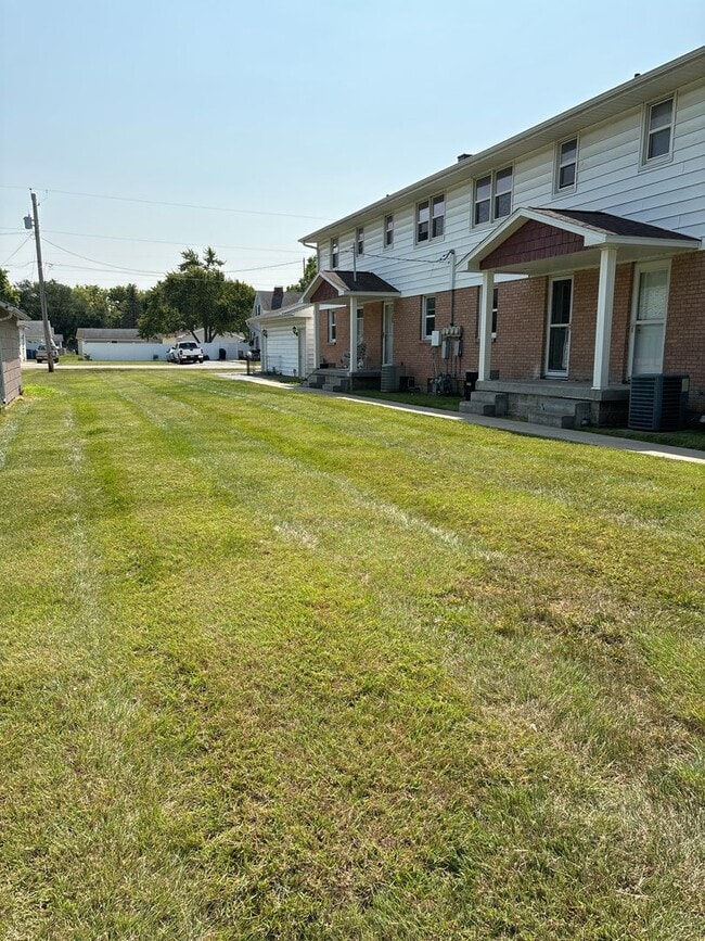 Building Photo - 2 Bedroom, 1.5 Bath Townhouse w/Garage in Camanche, IA