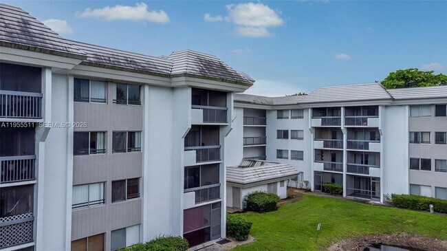 Building Photo - 711 N Pine Island Rd