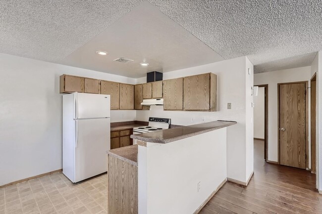 Building Photo - LOVELY 2 bedroom Condo Ready for Immediate Move in!!