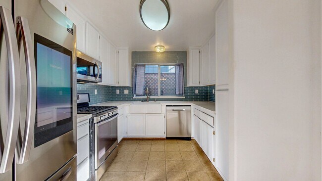 Building Photo - Charming 3 Bedroom 2.5 Bath with Bonus Room and Private Yard!