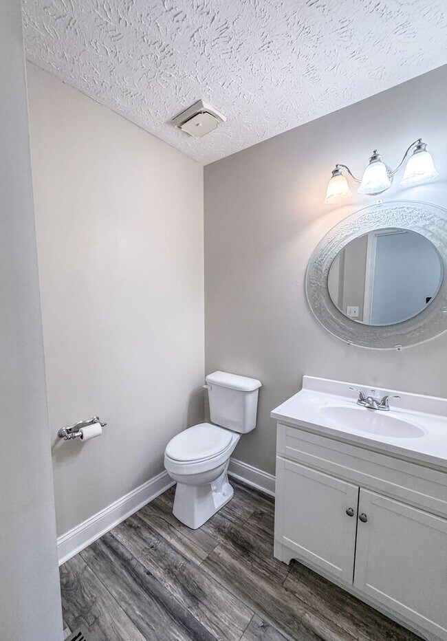 Building Photo - Charming 3 Bed 2.5 Bath Fayetteville Home