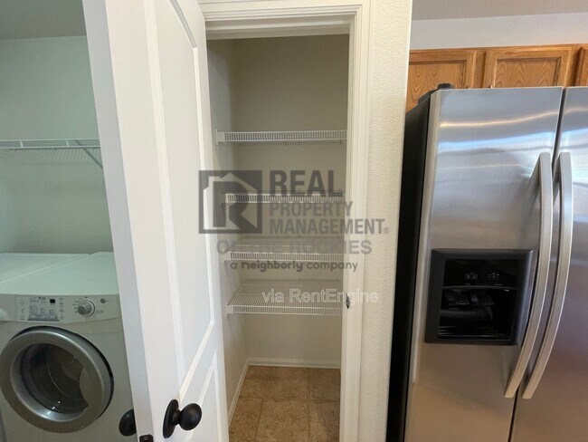 Building Photo - 420 Territory Ln