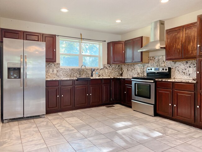 Building Photo - Stunning 5 bedroom, 2 bathroom house!