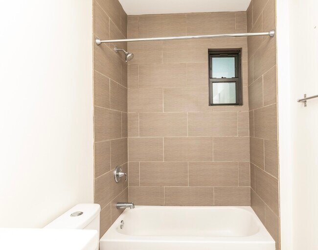 Building Photo - 1722 N Artesian Ave