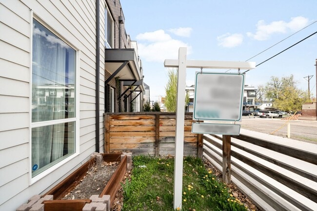 Building Photo - Modern 2-Bedroom Rowhome with Rooftop Moun...