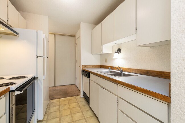 Building Photo - Spacious 1 Bedroom Apartment w/ Parking in Briercrest