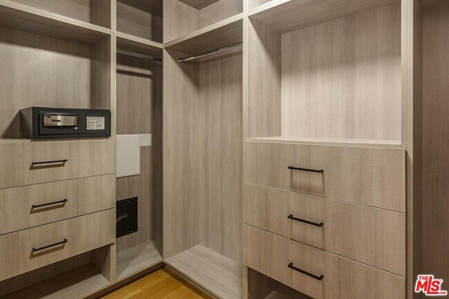 Building Photo - 10777 Wilshire Blvd