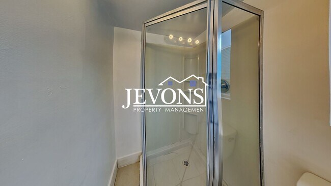 Building Photo - $1,000 Rent Credit if move-in occurs befor...