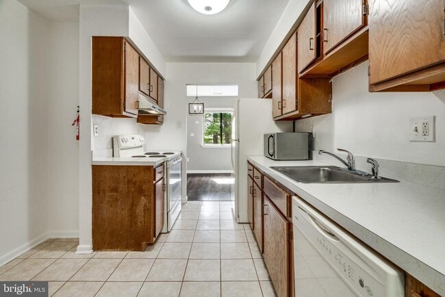 Building Photo - 102B Kelly Cove